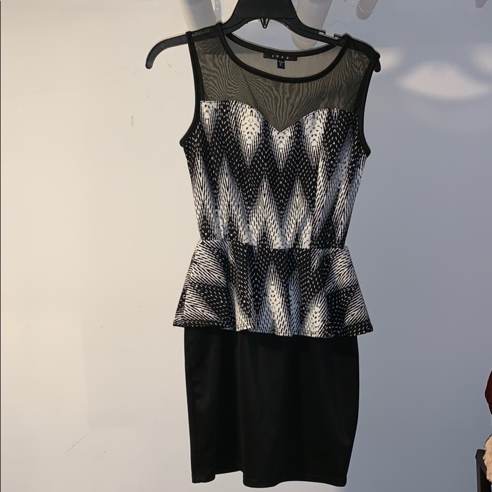 Black/white sleeveless dress